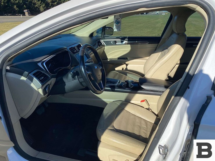 2016-ford-fusion-sedan-image-23