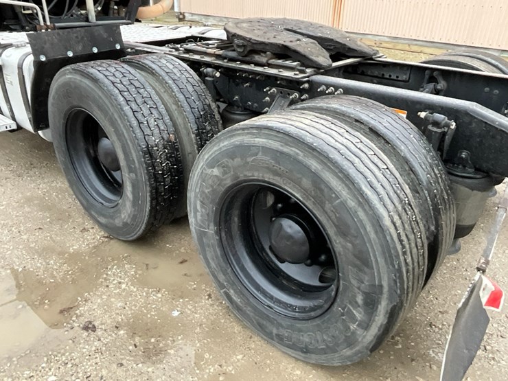 2013-mack-cxu613-day-cab-image-16