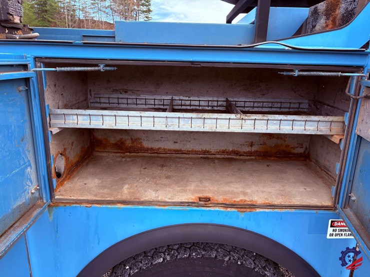 2009-freightliner-m2-106-image-62