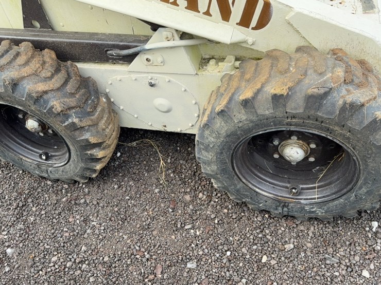 new-holland-l35-image-5