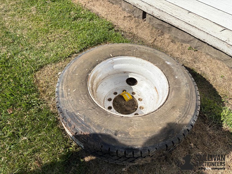 11r22.5-tire-on-10-bolt-rim-image-10