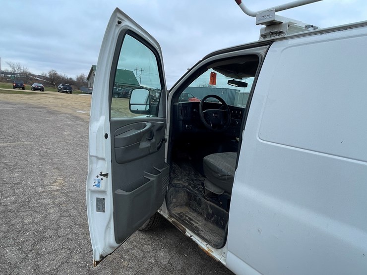#1064-•-2012-gmc-savana-1-ton-van-(has-wi-title)-image-31