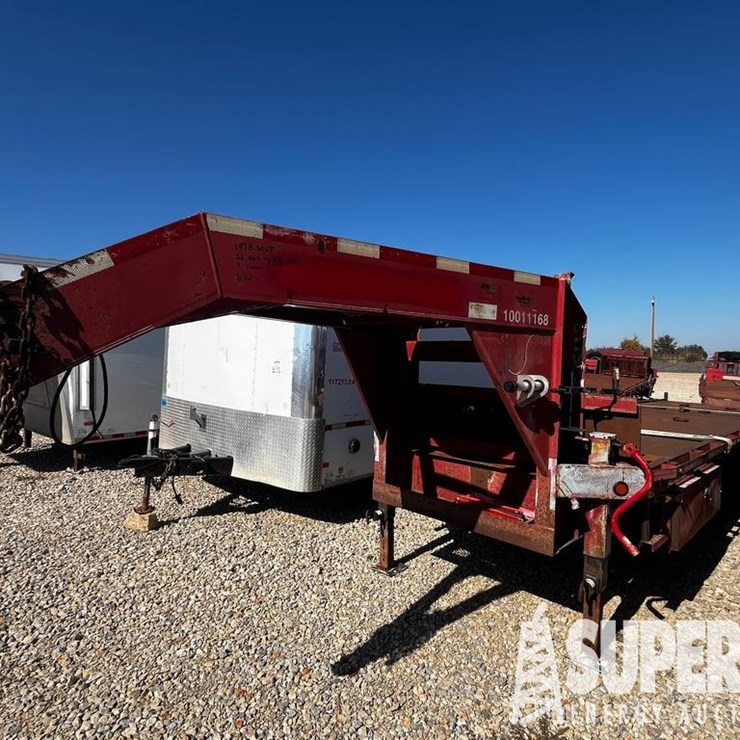 (x) (8-22) 1979 SOUTHWEST 35'L T/A Gooseneck Trai...