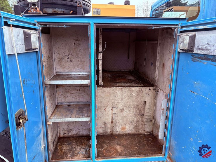 2009-freightliner-m2-106-image-67