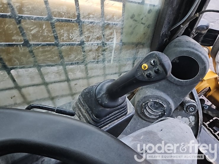 2021-caterpillar-299d3-image-34