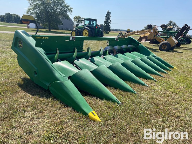 2021-john-deere-c8r-image-3