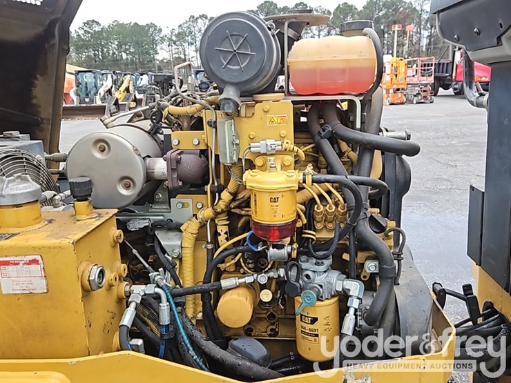 2015-caterpillar-cb24b-image-15