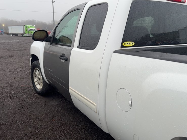 #3020-•-2009-chevy-silverado-z71-pickup-truck-image-12