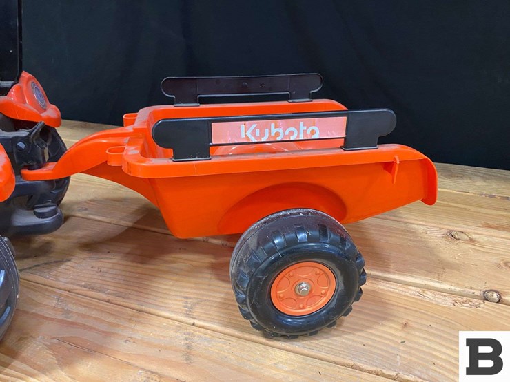kubota-m7171-premium-kvt-toy-pedal-tractor-and-trailer-image-3