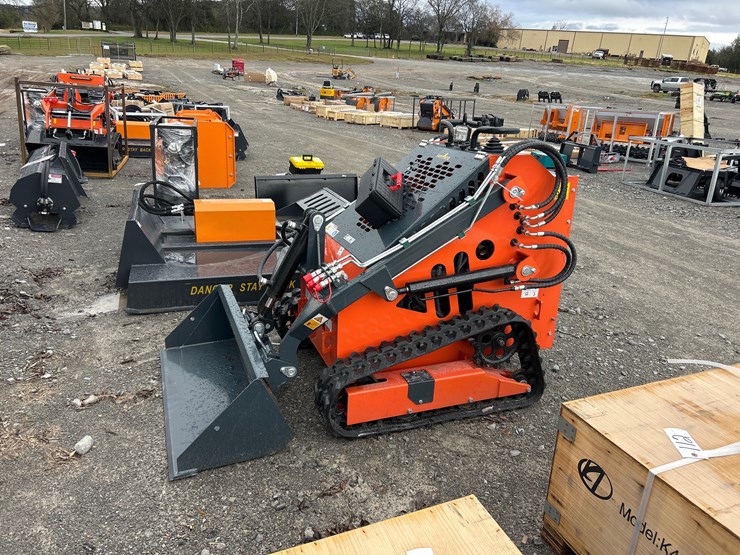 #111-•-2025-landhero-ldh-t460-mini-track-skid-steer-image-1