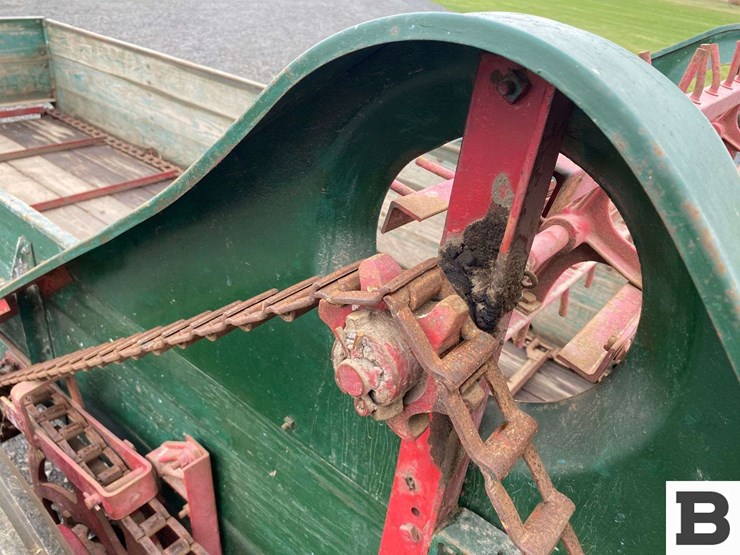 oliver-superior-vintage-manure-spreader-image-14