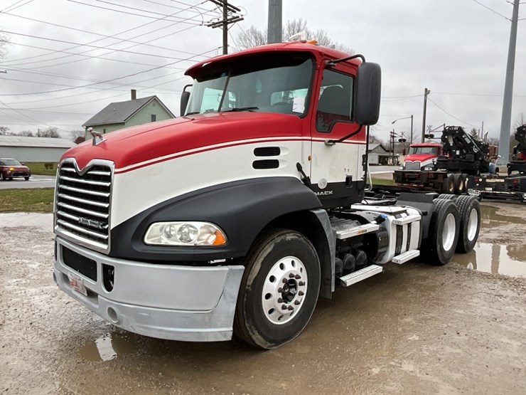 2012-mack-cxu613-day-cab-image-1