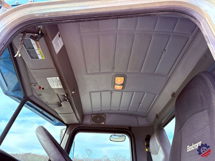 2012-peterbilt-337-image-74