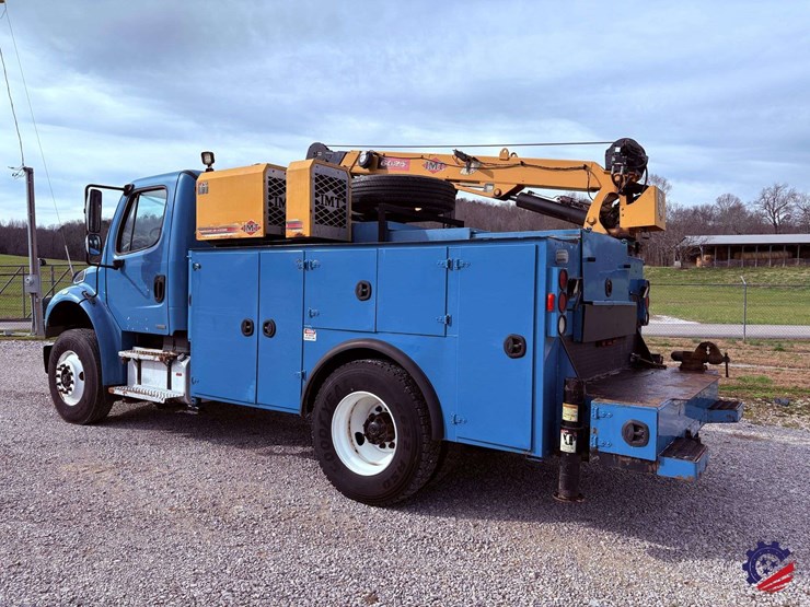 2009-freightliner-m2-106-image-3