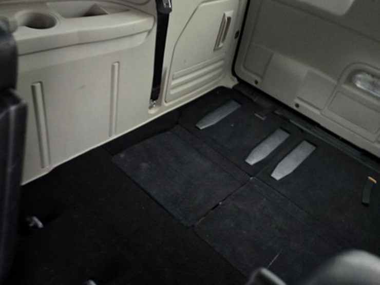 2013-chrysler-town-&-country-image-12