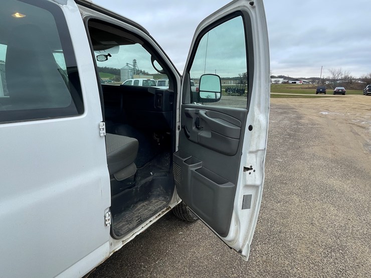 #1064-•-2012-gmc-savana-1-ton-van-(has-wi-title)-image-34