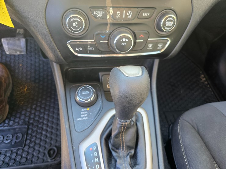 2016-jeep-cherokee-image-61