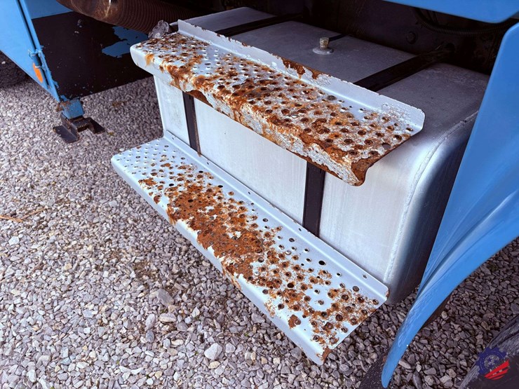 2009-freightliner-m2-106-image-18