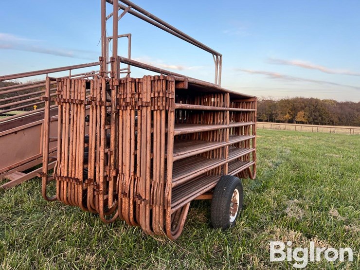 portable-panels-w/loading-gate-on-trailer-image-6