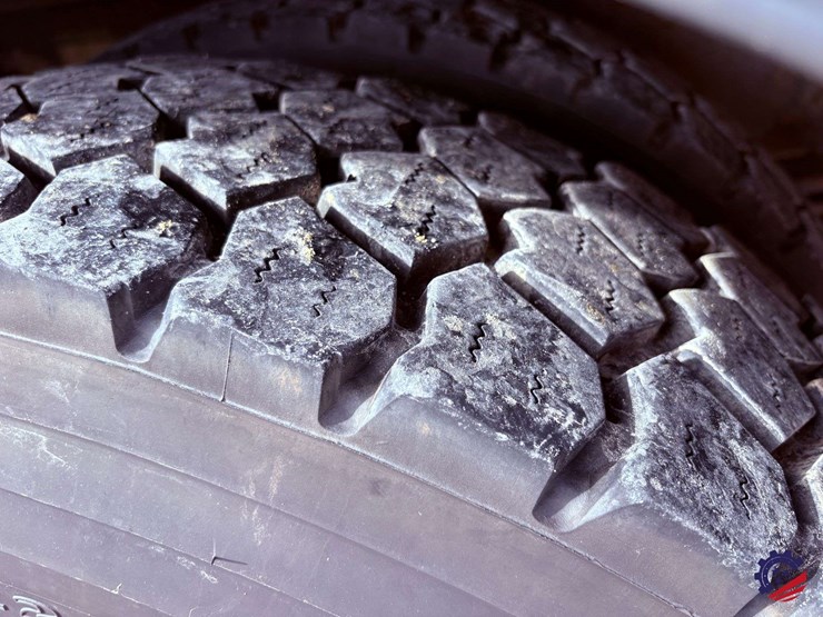 2009-freightliner-m2-106-image-12