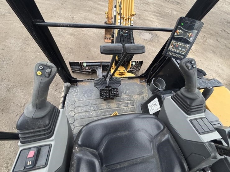 2022-caterpillar-302.7cr-image-26