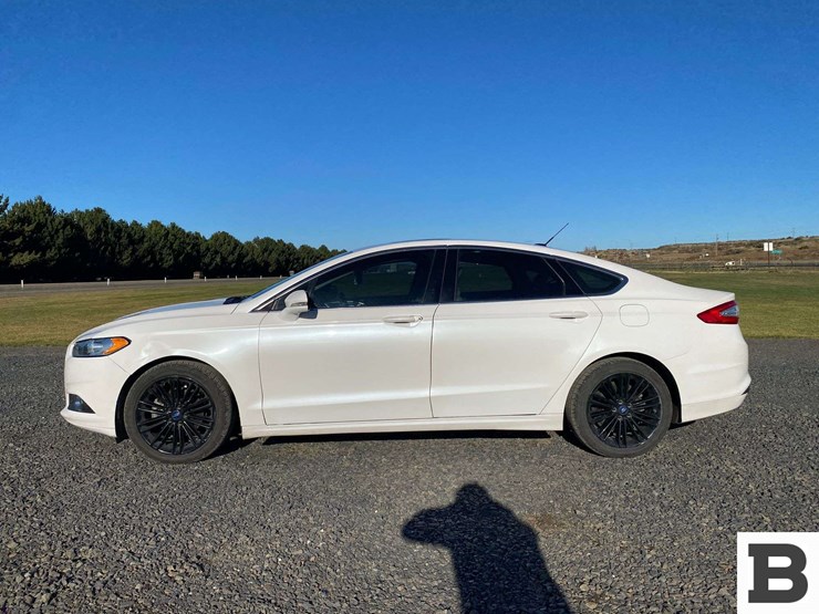 2016-ford-fusion-sedan-image-3