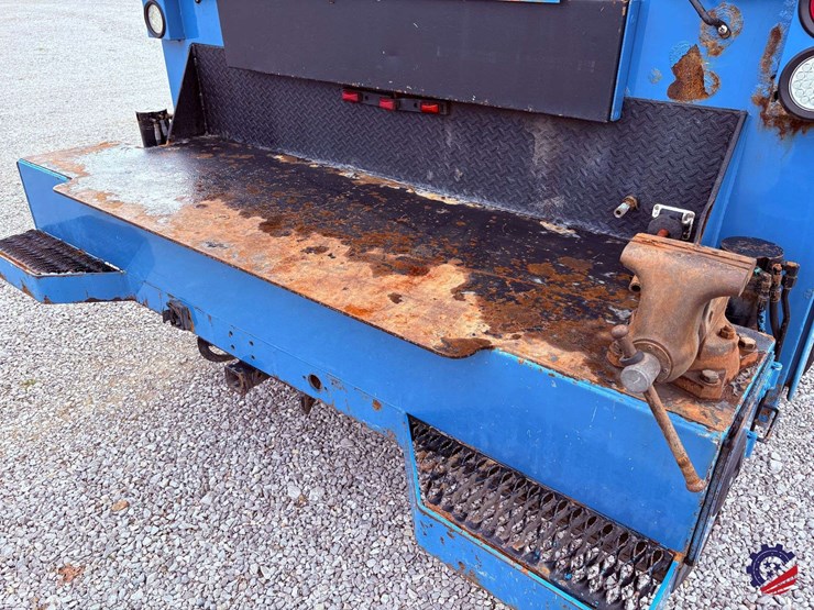 2009-freightliner-m2-106-image-47