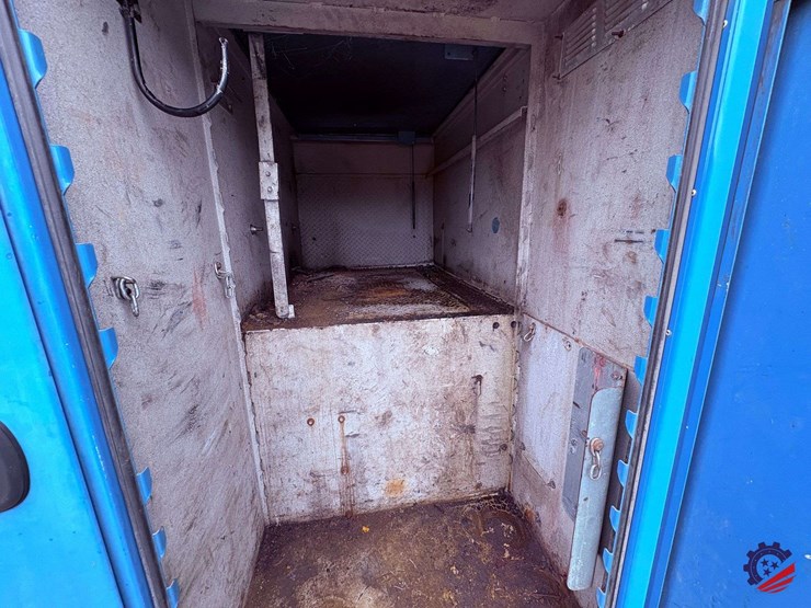 2009-freightliner-m2-106-image-65