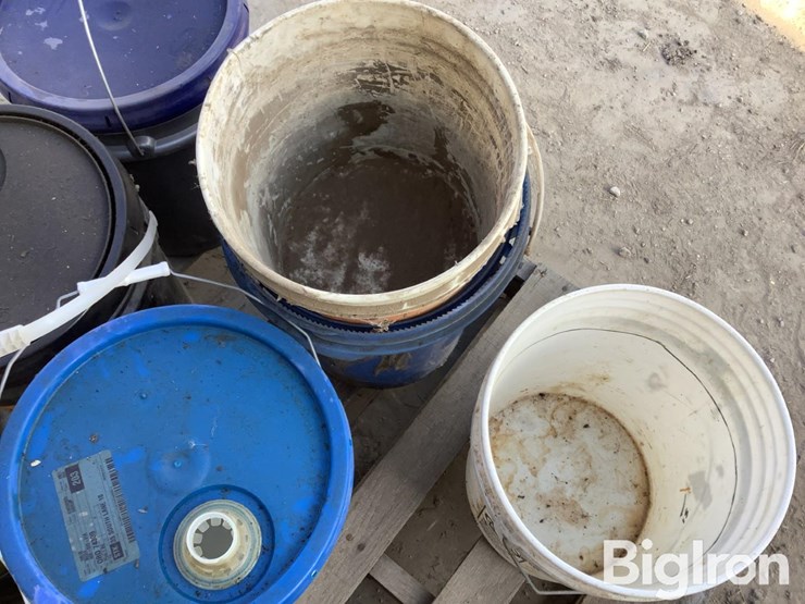 pallet-of-empty-5-gallon-buckets-image-11