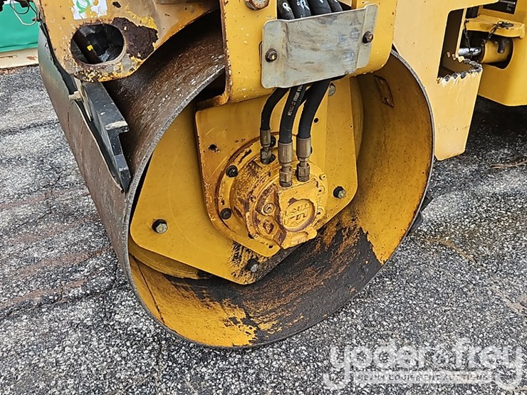 2015-caterpillar-cb24b-image-8