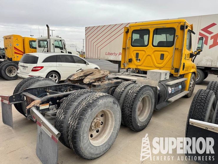 (x)-(2-5)-2015-freightliner-cascadia-t/a-truck-tr...-image-3