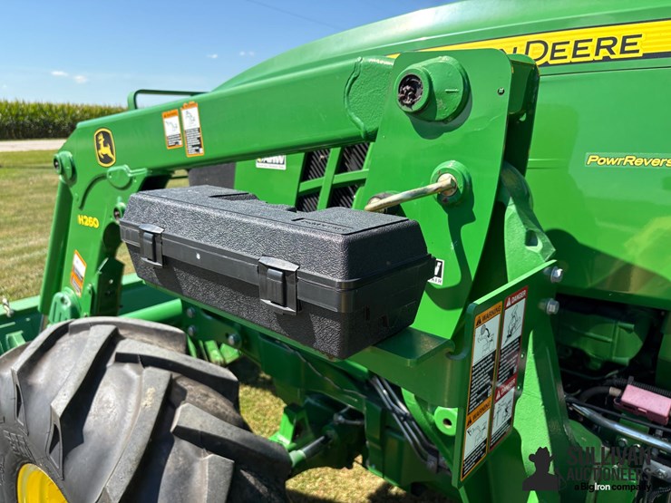 2015-john-deere-6140d-image-16