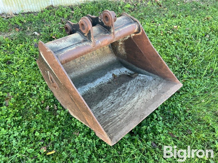 dymax-29"-smooth-edge-bucket-image-3