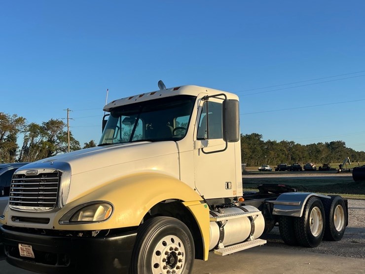 2007-freightliner-cloumbia-120,450-hp-mercedes,-10-speed,-good-rubber,-11r-22.5-tires-on-budd-wheels,-cold-ac,-clean-clean-truck,-779,000-miles,-image-1