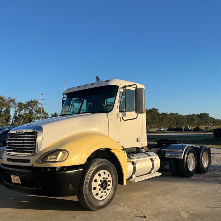 2007 Freightliner Cloumbia 120,450 hp Mercedes, 10 speed, good rubber, 11R 22.5 tires on budd wheels, cold AC, Clean Clean truck, 779,000 miles,