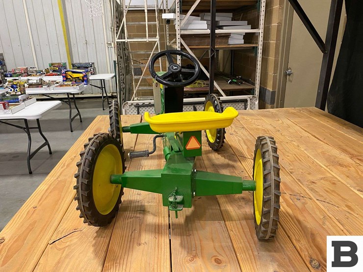 john-deere-7020-articulating-toy-pedal-tractor-image-7
