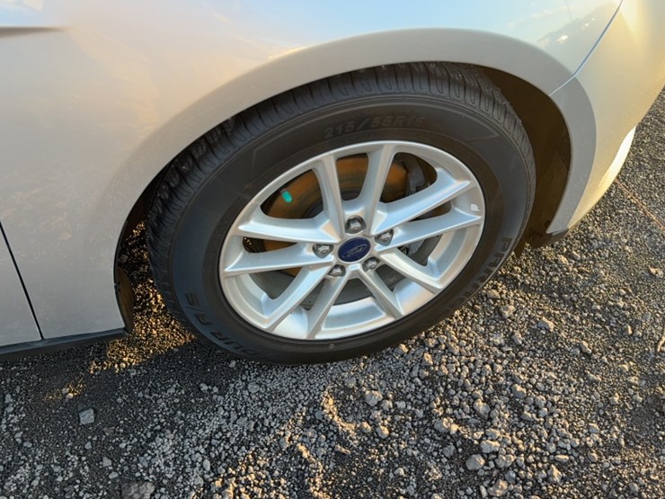 #3008-•-2015-ford-focus-car-image-5