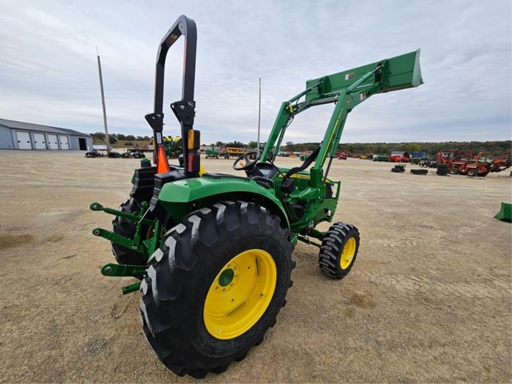 #3081-•-john-deere-4052-4x4-tractor/-400e-loader-image-11