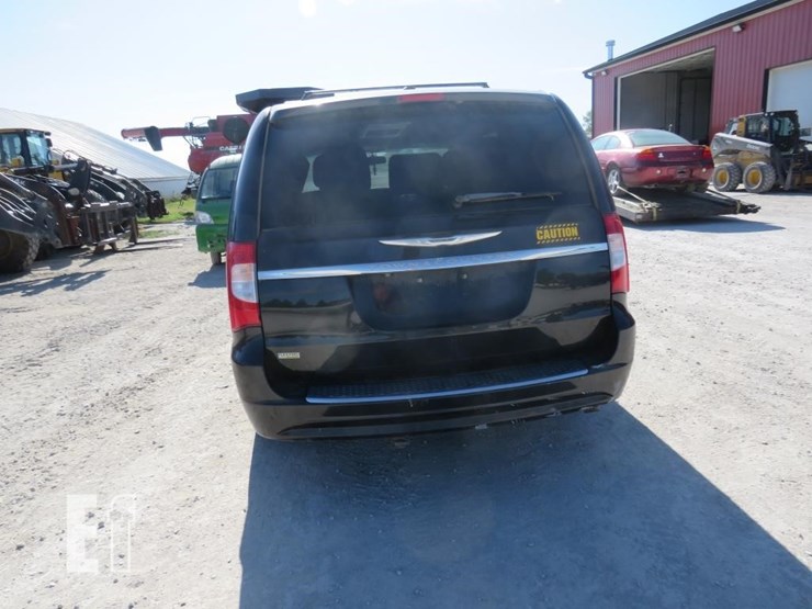 2012-chrysler-town-&-country-image-6