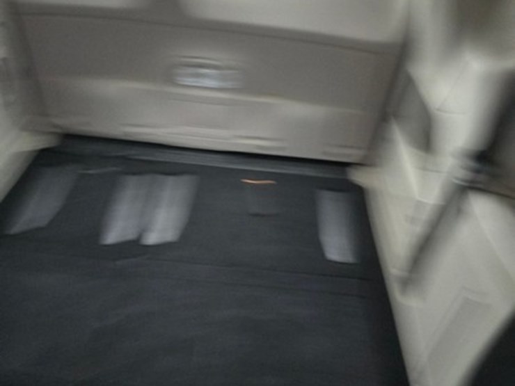 2013-chrysler-town-&-country-image-14