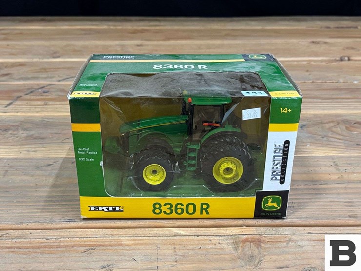 ertl-die-cast-replica-john-deere-8360r-tractor-1:32-scale-image-1