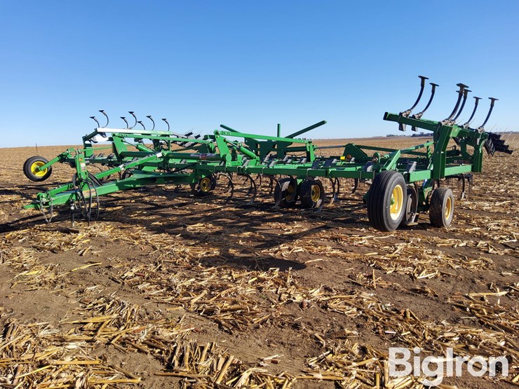 2011-john-deere-2210l-image-1