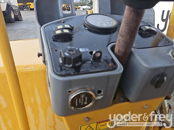 2011-caterpillar-cb34b-image-28