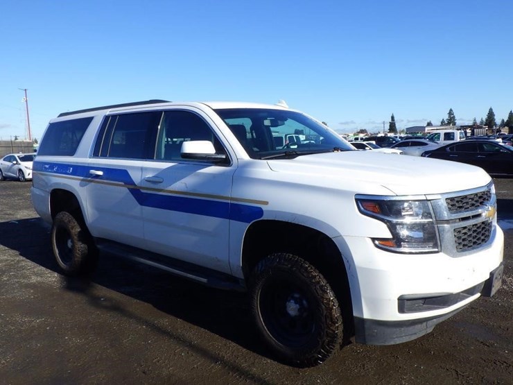 2019-chevrolet-suburban-image-2