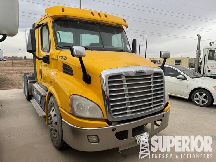 (x)-(2-5)-2015-freightliner-cascadia-t/a-truck-tr...-image-4