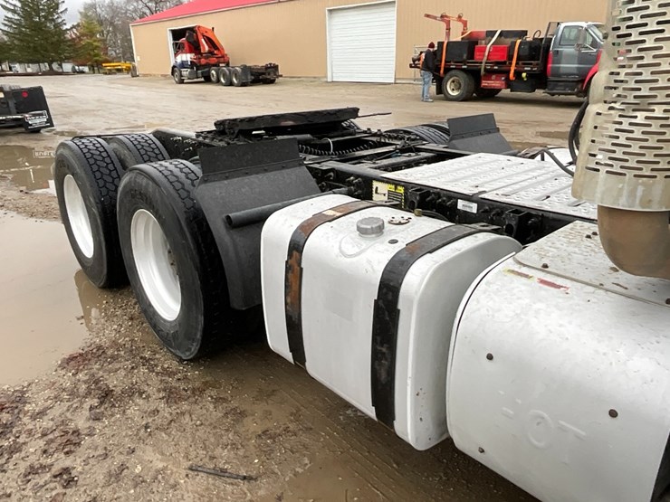 2012-mack-cxu613-day-cab-image-6