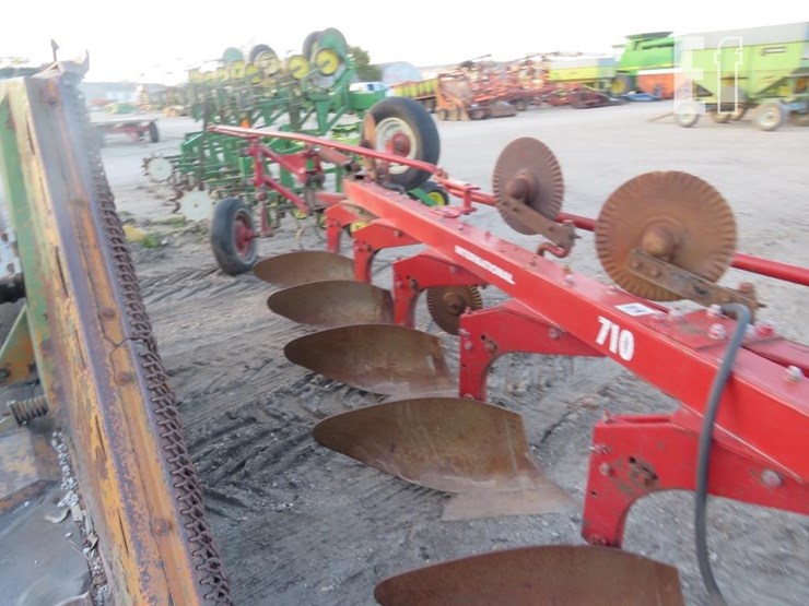 international-710-image-5