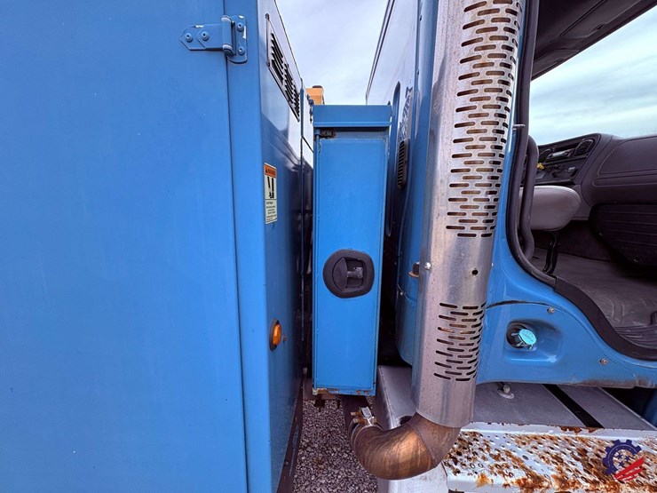 2009-freightliner-m2-106-image-69