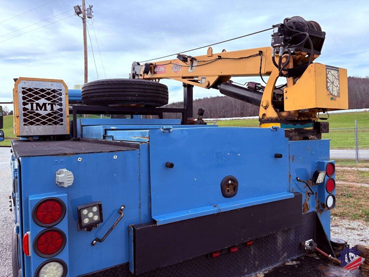 2009-freightliner-m2-106-image-49