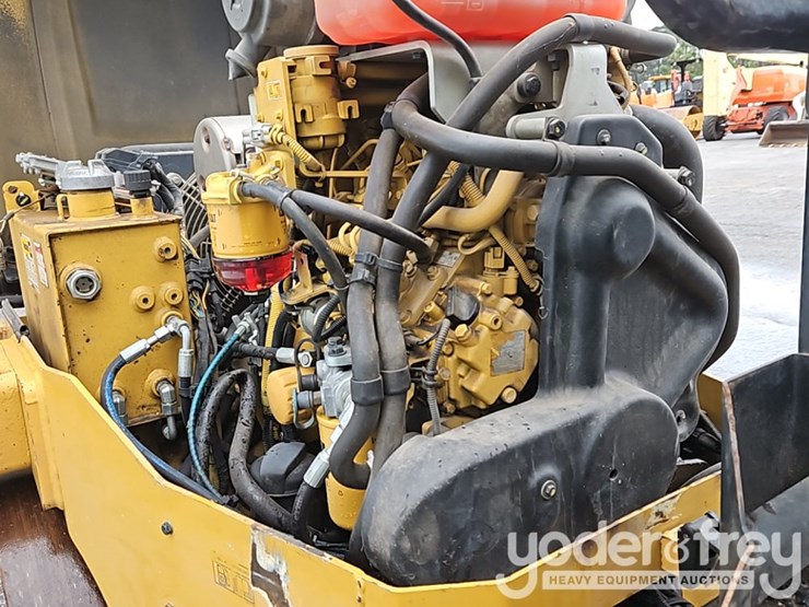 2015-caterpillar-cb24b-image-16